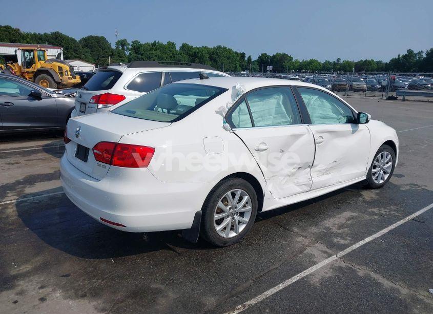 Photo 4 of 2013 Volkswagen Jetta 2.5L SE (VIN 3VWDP7AJ2DM421232)