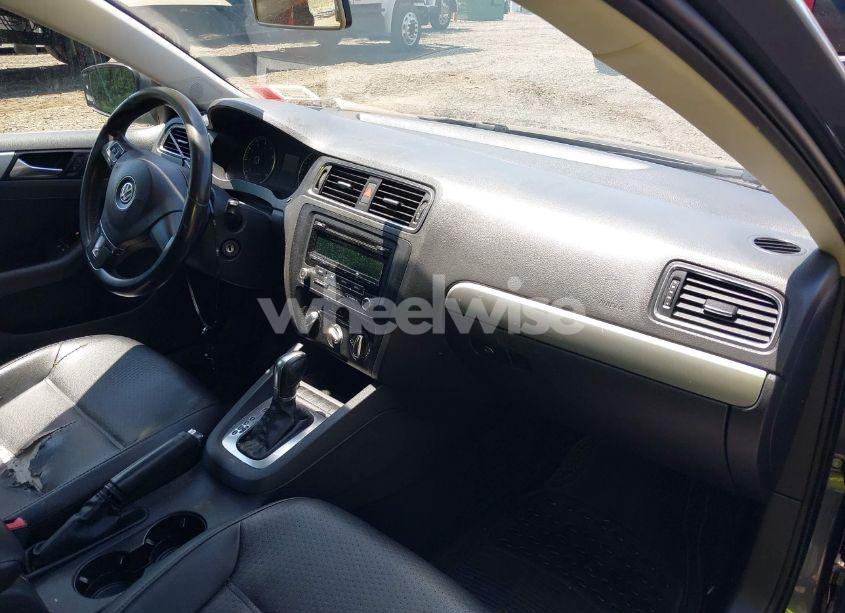 Photo 5 of 2013 Volkswagen Jetta 2.5L SE (VIN 3VWDP7AJ2DM447510)