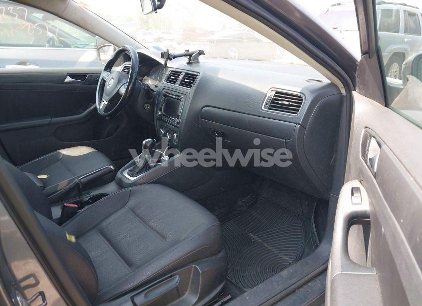 Photo 5 of 2012 Volkswagen Jetta 2.5L SE (VIN 3VWDP7AJ3CM309148)