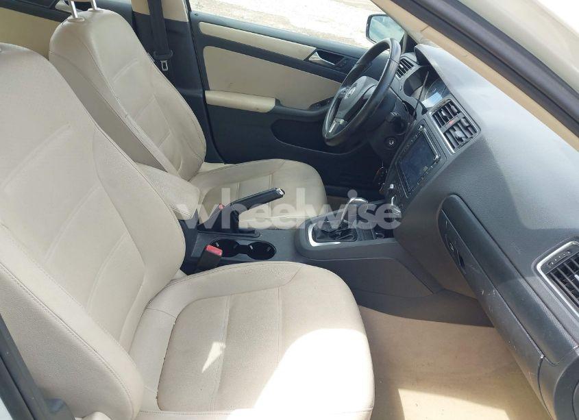 Photo 5 of 2012 Volkswagen Jetta 2.5L SE (VIN 3VWDP7AJ3CM368264)