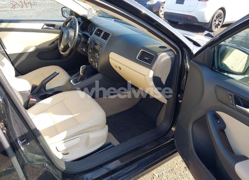 Photo 5 of 2012 Volkswagen Jetta 2.5L SE (VIN 3VWDP7AJ3CM416197)