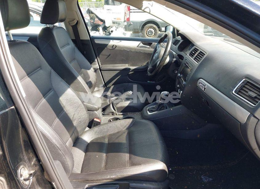 Photo 5 of 2013 Volkswagen Jetta 2.5L SE (VIN 3VWDP7AJ3DM360389)