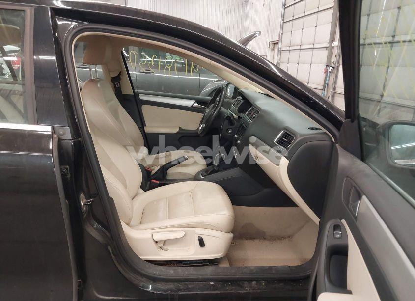 Photo 5 of 2013 Volkswagen Jetta 2.5L SE (VIN 3VWDP7AJ3DM388564)