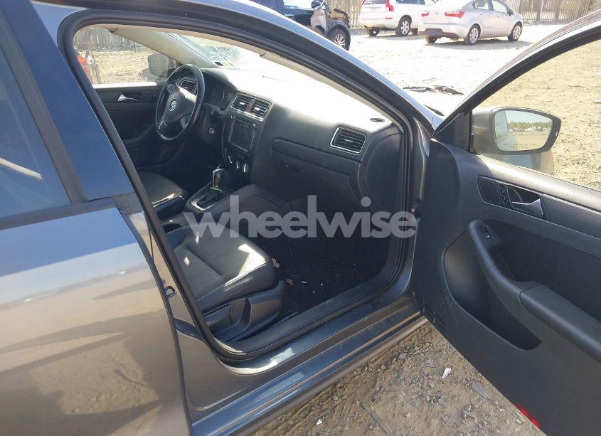 Photo 5 of 2012 Volkswagen Jetta 2.5L SE (VIN 3VWDP7AJ4CM300149)