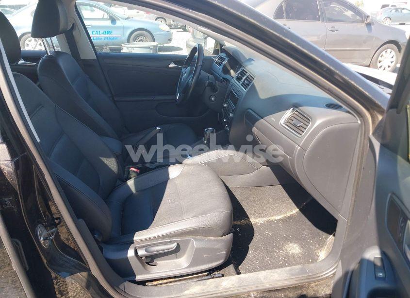 Photo 5 of 2012 Volkswagen Jetta 2.5L SE (VIN 3VWDP7AJ4CM314780)