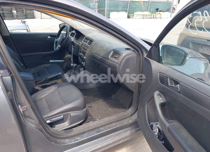 Photo 5 of 2012 Volkswagen Jetta 2.5L SE (VIN 3VWDP7AJ4CM323219)