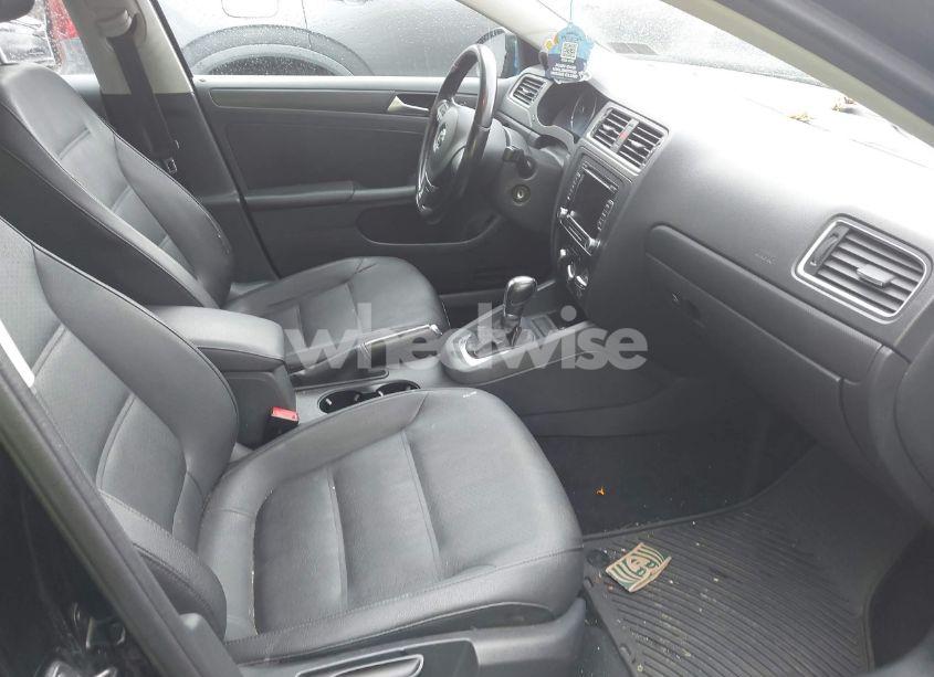 Photo 5 of 2012 Volkswagen Jetta 2.5L SE (VIN 3VWDP7AJ4CM338027)