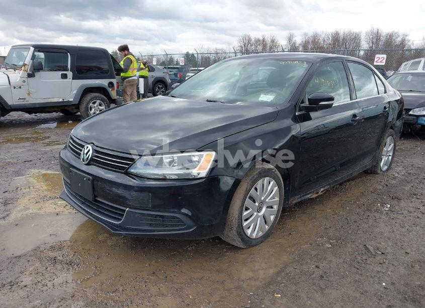 Photo 2 of 2013 Volkswagen Jetta 2.5L SE (VIN 3VWDP7AJ4DM352849)