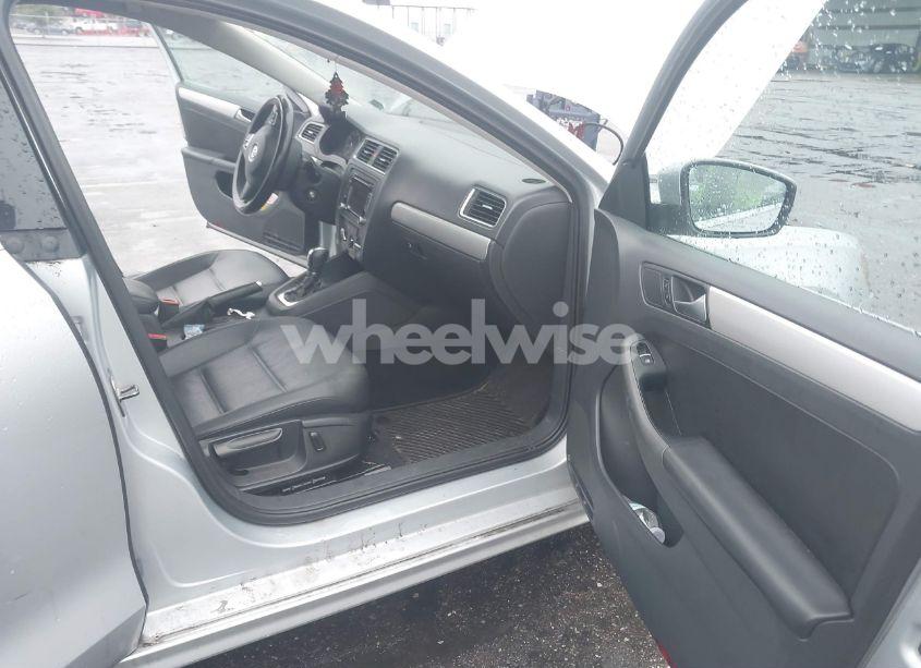 Photo 5 of 2013 Volkswagen Jetta 2.5L SE (VIN 3VWDP7AJ4DM360725)