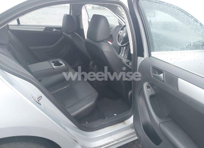 Photo 8 of 2013 Volkswagen Jetta 2.5L SE (VIN 3VWDP7AJ4DM360725)