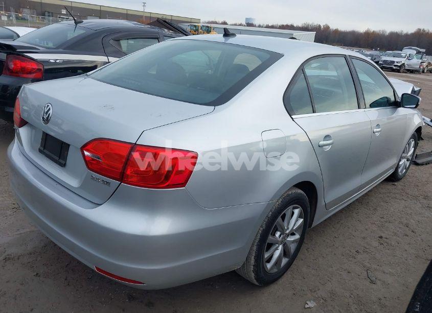 Photo 4 of 2013 Volkswagen Jetta 2.5L SE (VIN 3VWDP7AJ4DM391974)