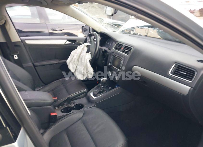 Photo 5 of 2013 Volkswagen Jetta 2.5L SE (VIN 3VWDP7AJ4DM391974)