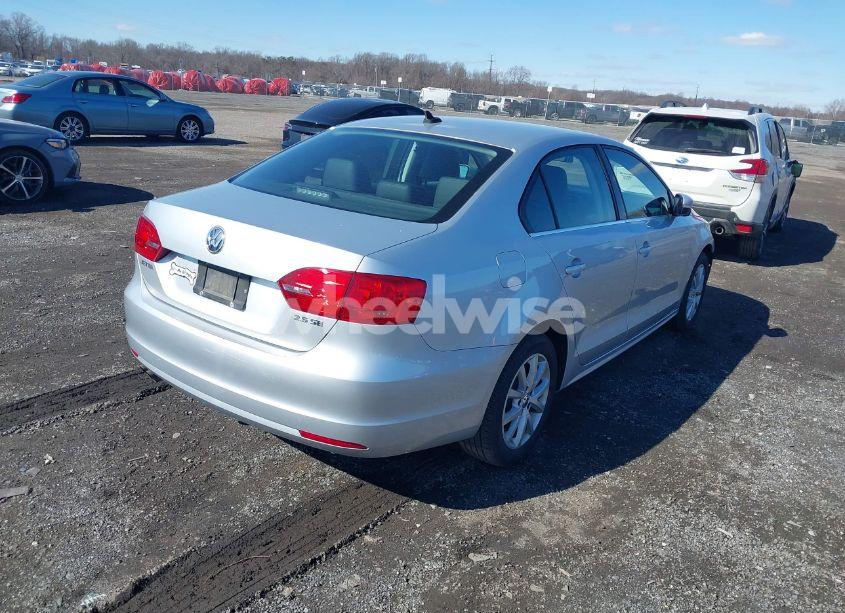 Photo 4 of 2013 Volkswagen Jetta 2.5L SE (VIN 3VWDP7AJ4DM442888)