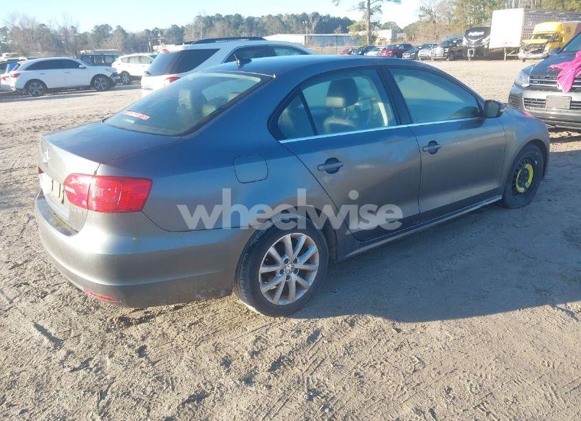 Photo 4 of 2013 Volkswagen Jetta 2.5L SE (VIN 3VWDP7AJ4DM447458)