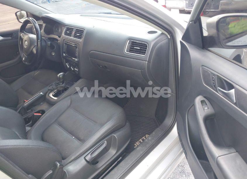 Photo 5 of 2012 Volkswagen Jetta 2.5L SE (VIN 3VWDP7AJ5CM348310)