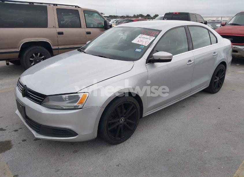 Photo 2 of 2013 Volkswagen Jetta 2.5L SE (VIN 3VWDP7AJ5DM353461)