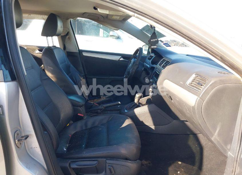 Photo 5 of 2013 Volkswagen Jetta 2.5L SE (VIN 3VWDP7AJ5DM353461)