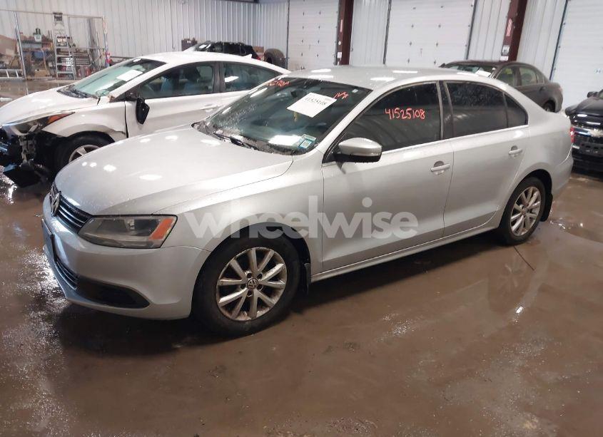 Photo 2 of 2013 Volkswagen Jetta 2.5L SE (VIN 3VWDP7AJ5DM372382)