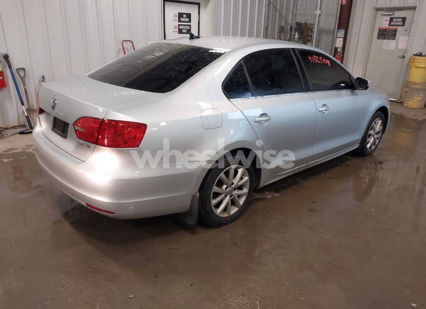 Photo 4 of 2013 Volkswagen Jetta 2.5L SE (VIN 3VWDP7AJ5DM372382)