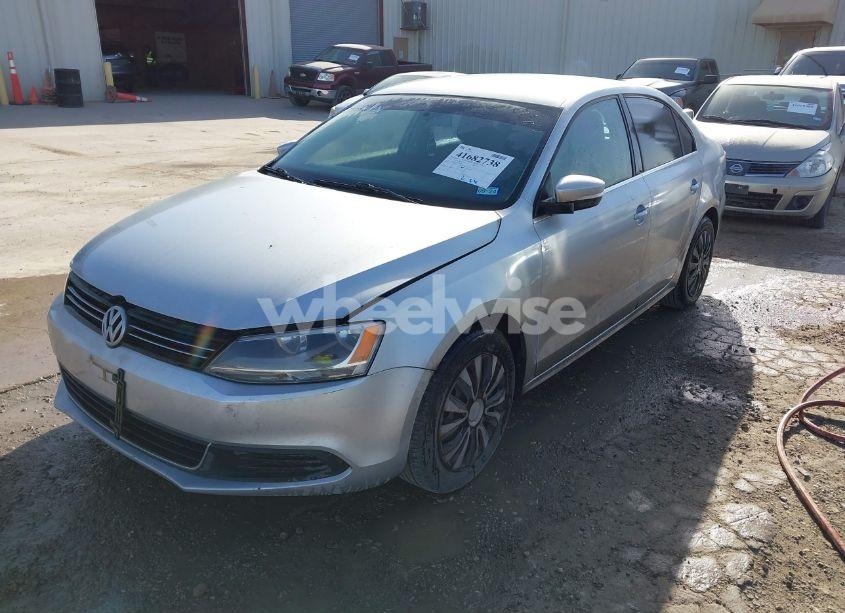Photo 2 of 2013 Volkswagen Jetta 2.5L SE (VIN 3VWDP7AJ5DM405655)