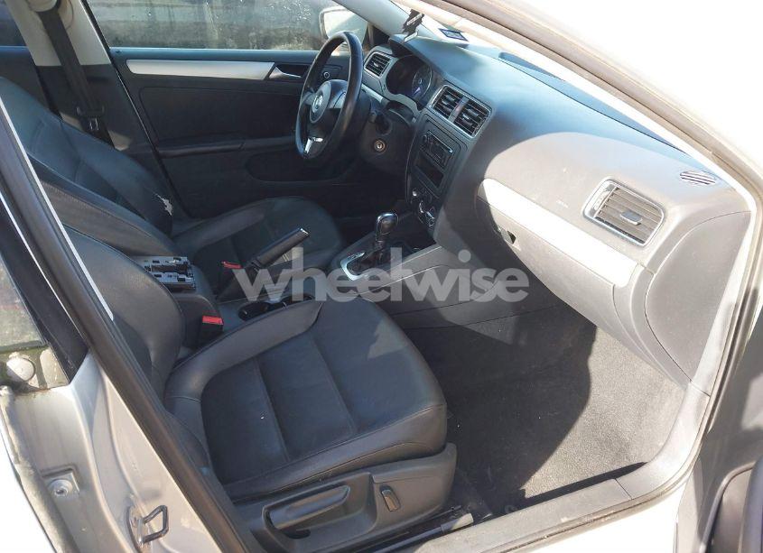 Photo 5 of 2013 Volkswagen Jetta 2.5L SE (VIN 3VWDP7AJ5DM405655)