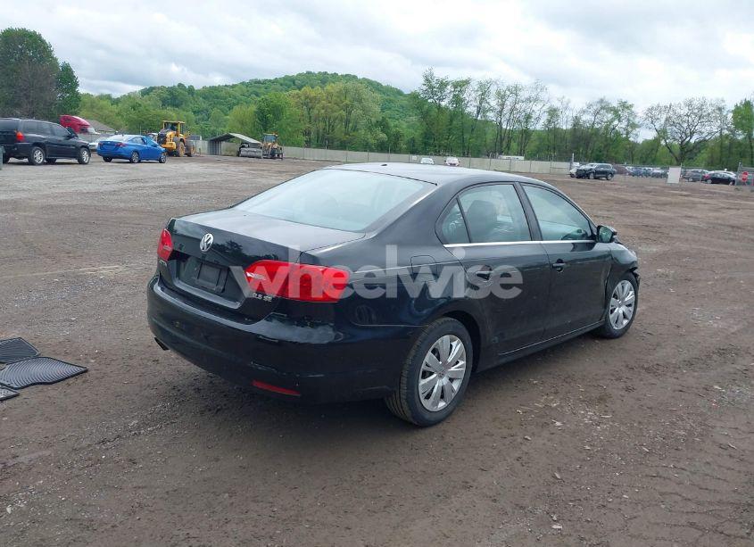 Photo 4 of 2013 Volkswagen Jetta 2.5L SE (VIN 3VWDP7AJ6DM353839)