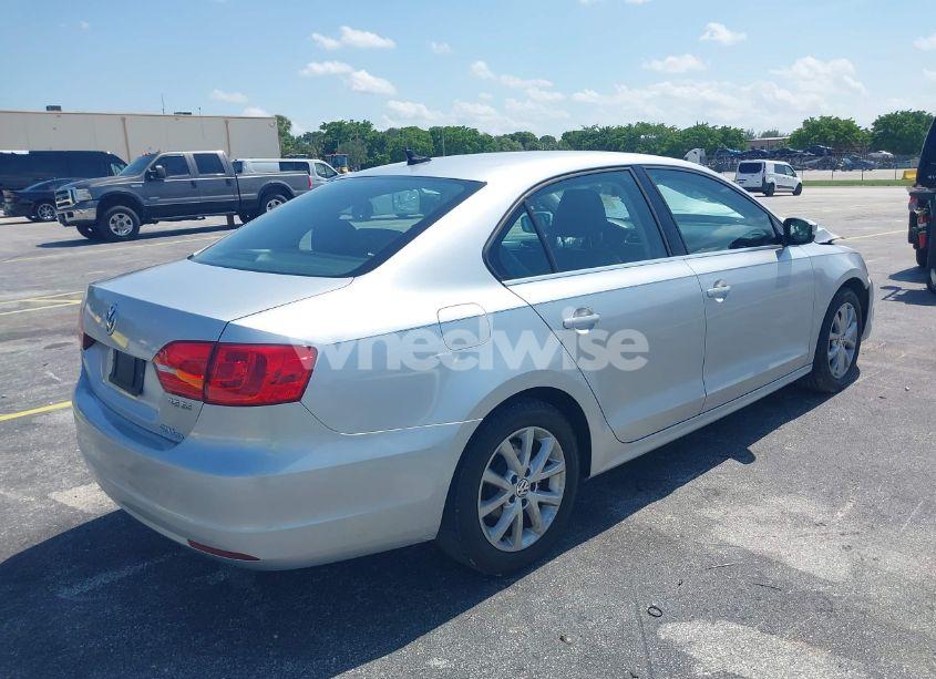 Photo 4 of 2013 Volkswagen Jetta 2.5L SE (VIN 3VWDP7AJ6DM376487)