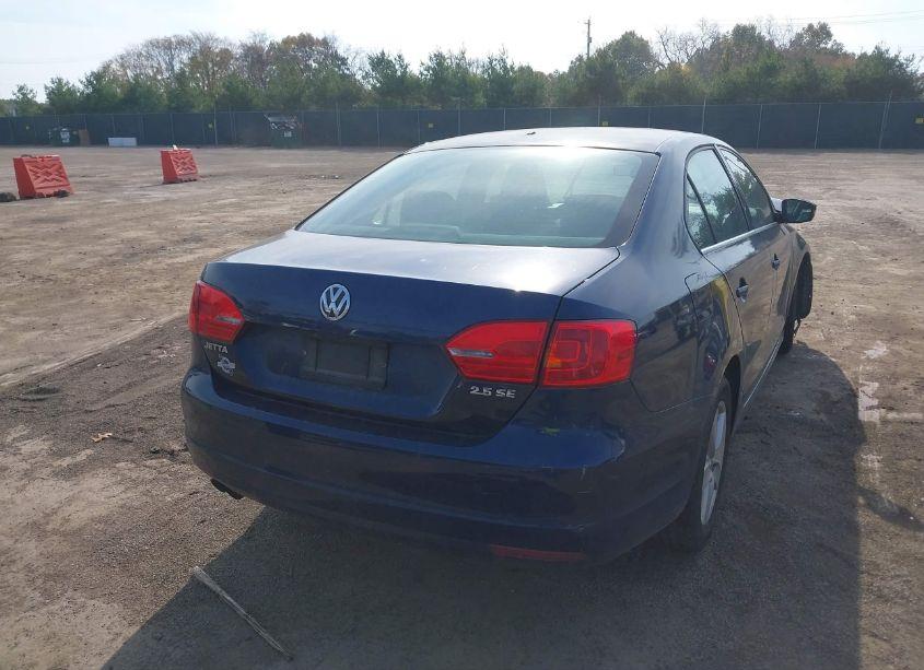 Photo 4 of 2013 Volkswagen Jetta SE (VIN 3VWDP7AJ6DM409021)