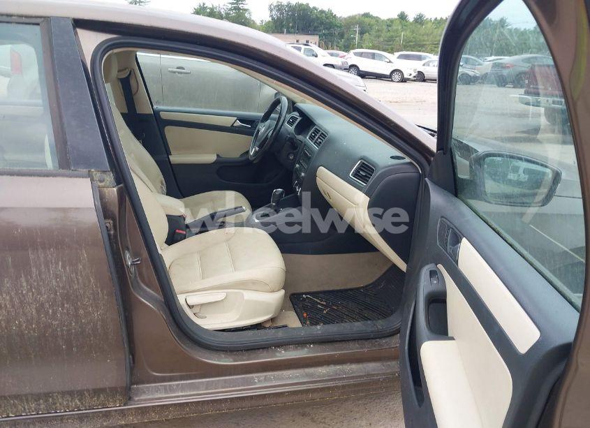 Photo 5 of 2012 Volkswagen Jetta 2.5L SE (VIN 3VWDP7AJ7CM072695)