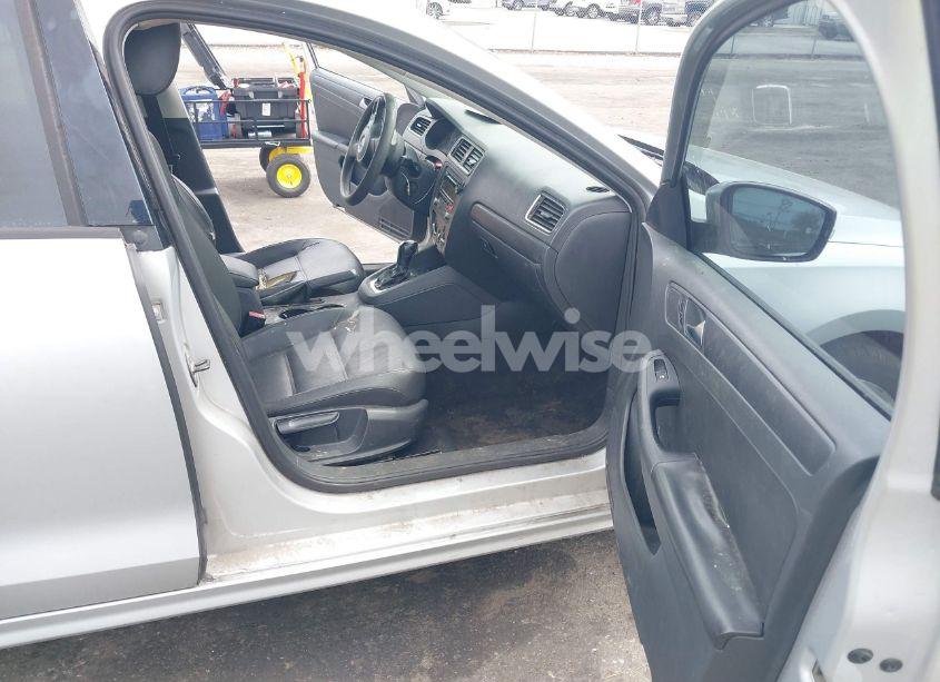 Photo 5 of 2012 Volkswagen Jetta 2.5L SE (VIN 3VWDP7AJ7CM364203)