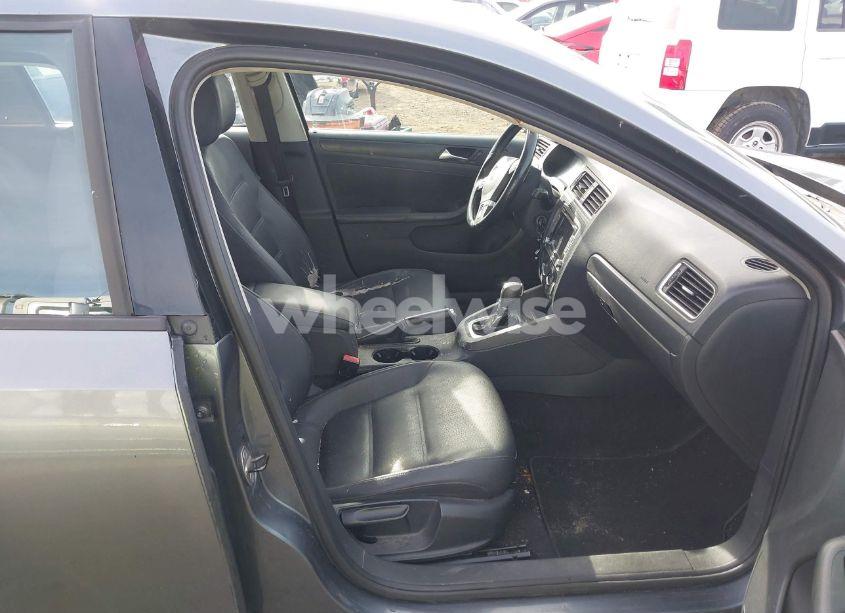 Photo 5 of 2012 Volkswagen Jetta 2.5L SE (VIN 3VWDP7AJ7CM371023)