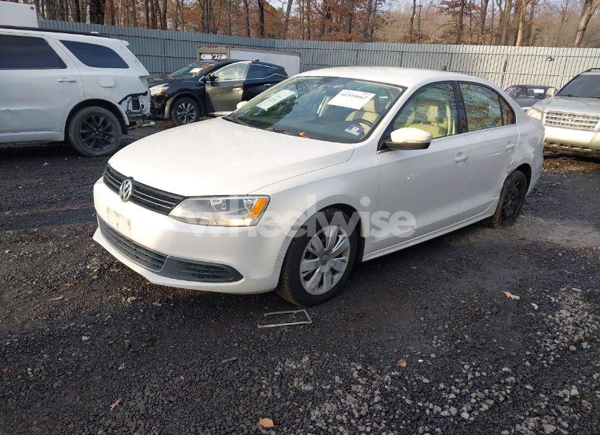 Photo 2 of 2013 Volkswagen Jetta 2.5L SE (VIN 3VWDP7AJ7DM252440)