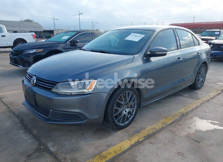Photo 2 of 2013 Volkswagen Jetta 2.5L SE (VIN 3VWDP7AJ7DM310305)