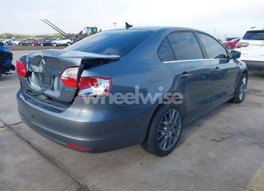 Photo 4 of 2013 Volkswagen Jetta 2.5L SE (VIN 3VWDP7AJ7DM310305)