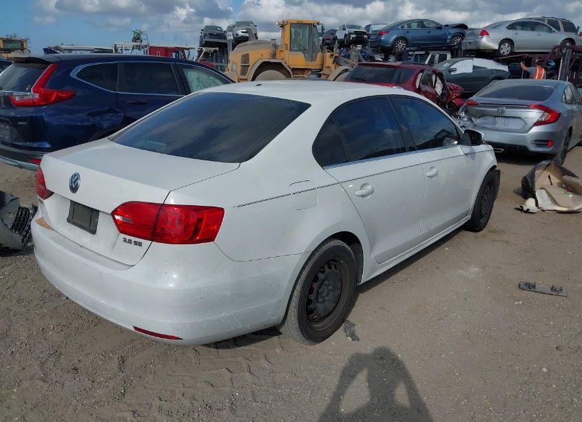 Photo 4 of 2013 Volkswagen Jetta 2.5L SE (VIN 3VWDP7AJ7DM365532)
