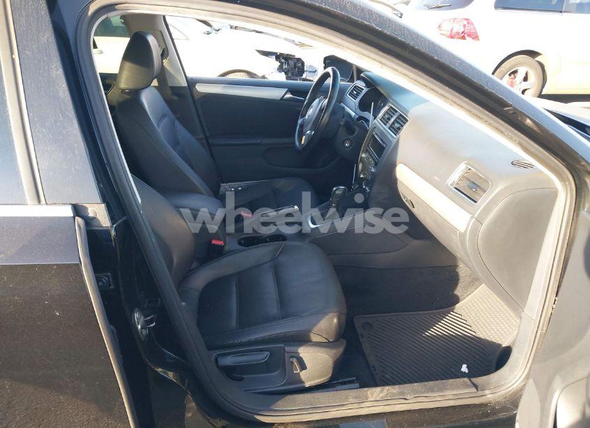 Photo 5 of 2013 Volkswagen Jetta 2.5L SE (VIN 3VWDP7AJ7DM437233)