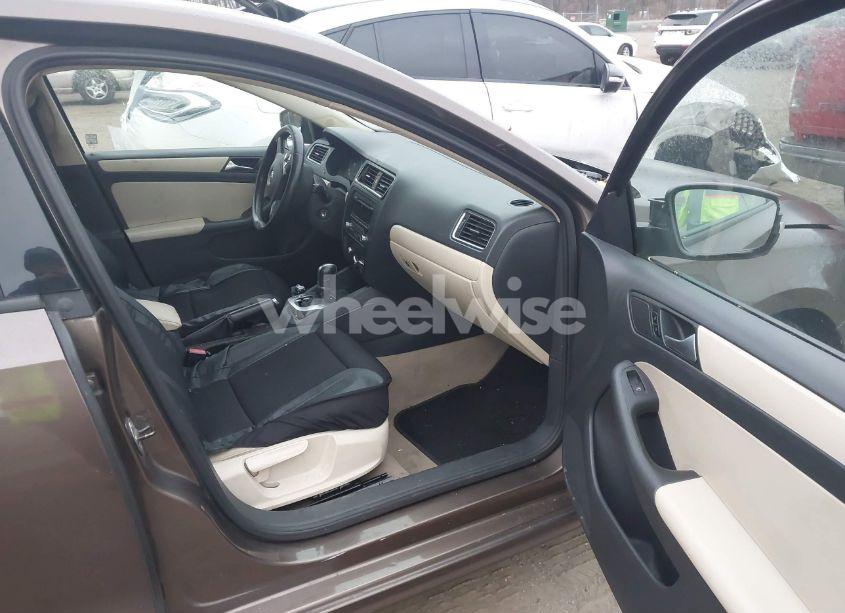 Photo 5 of 2012 Volkswagen Jetta 2.5L SE (VIN 3VWDP7AJ8CM073001)