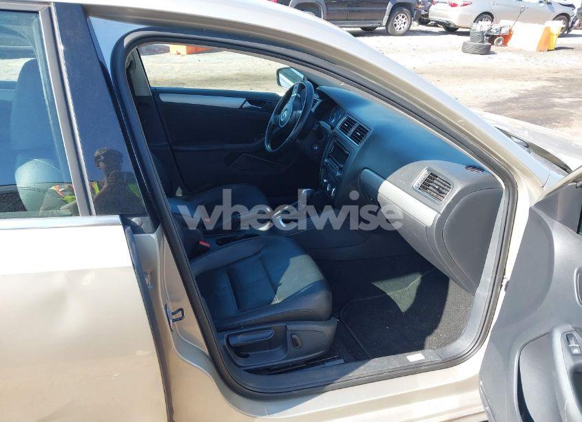 Photo 5 of 2013 Volkswagen Jetta 2.5L SE (VIN 3VWDP7AJ8DM293305)