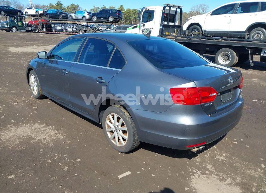 Photo 3 of 2013 Volkswagen Jetta 2.5L SE (VIN 3VWDP7AJ8DM354362)