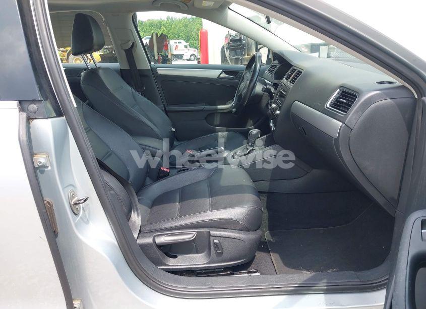 Photo 5 of 2013 Volkswagen Jetta 2.5L SE (VIN 3VWDP7AJ8DM380055)