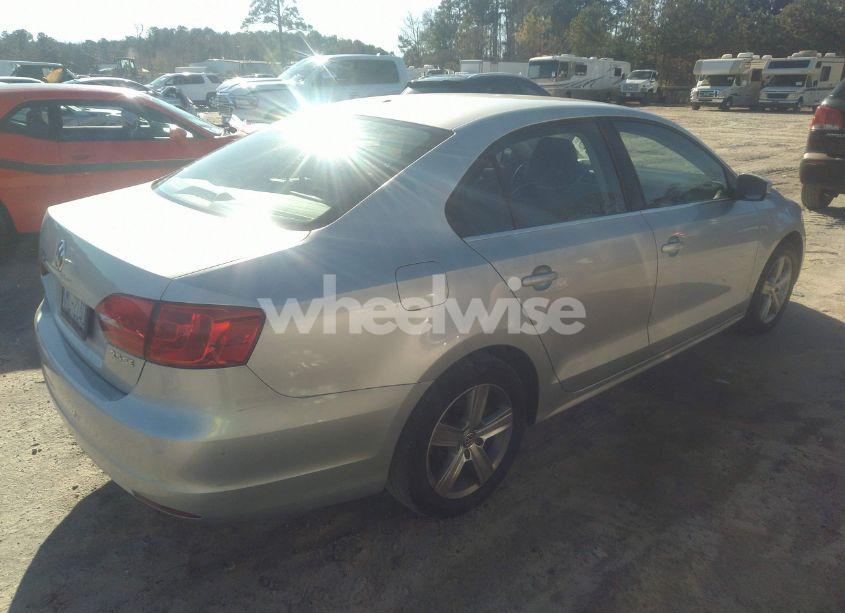 Photo 4 of 2013 Volkswagen Jetta 2.5L SE (VIN 3VWDP7AJ8DM392738)