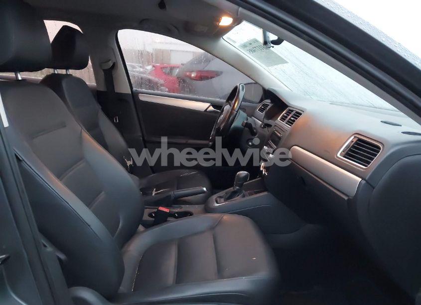 Photo 5 of 2013 Volkswagen Jetta 2.5L SE (VIN 3VWDP7AJ8DM405519)