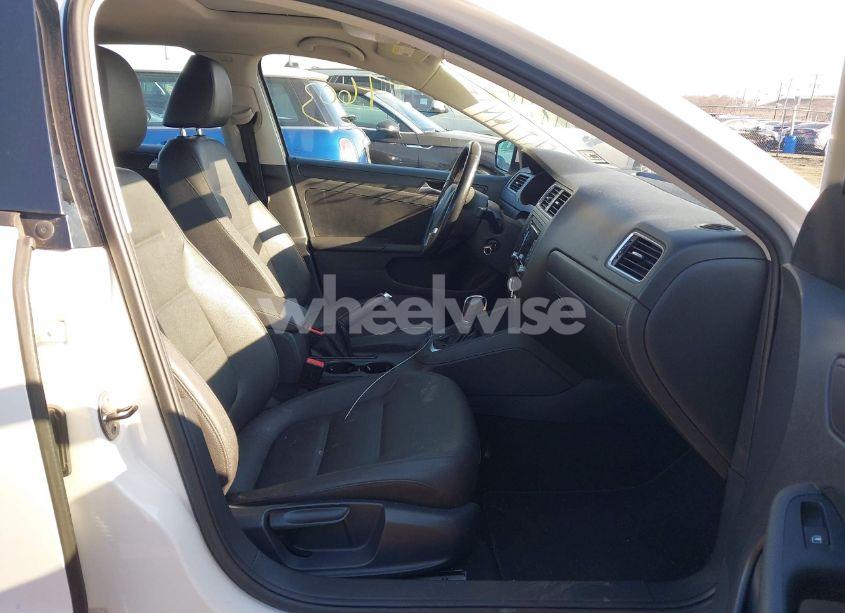 Photo 5 of 2012 Volkswagen Jetta 2.5L SE (VIN 3VWDP7AJ9CM373680)