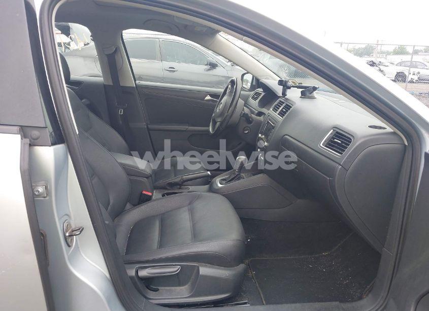 Photo 5 of 2012 Volkswagen Jetta 2.5L SE (VIN 3VWDP7AJ9CM412199)