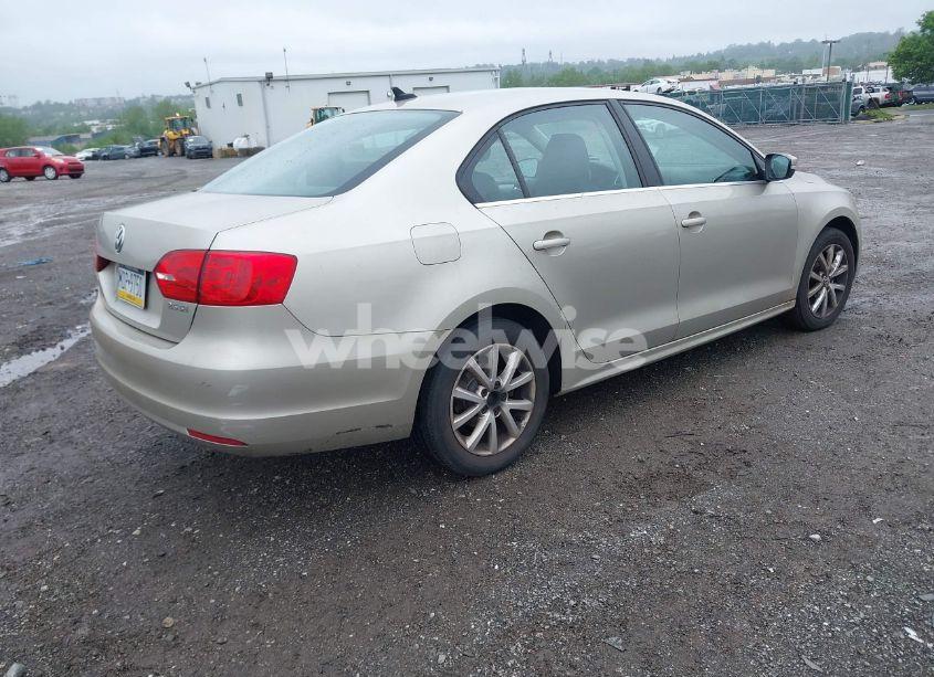 Photo 4 of 2013 Volkswagen Jetta 2.5L SE (VIN 3VWDP7AJ9DM213171)