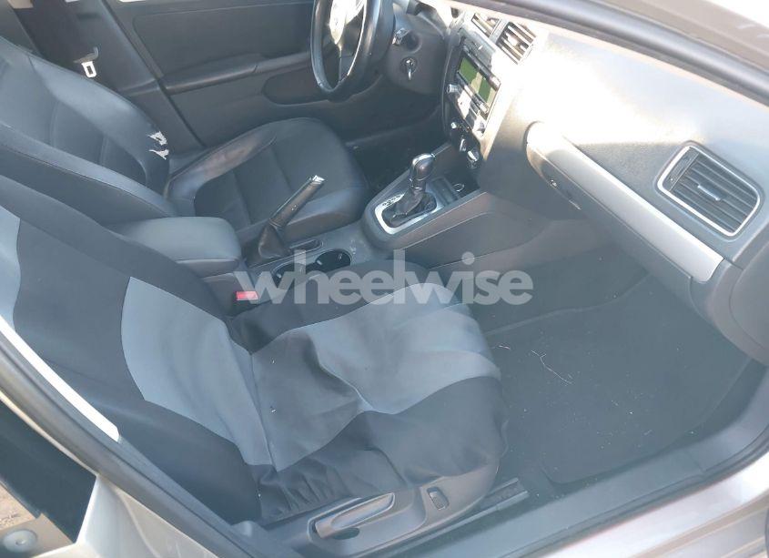 Photo 5 of 2013 Volkswagen Jetta 2.5L SE (VIN 3VWDP7AJ9DM281468)