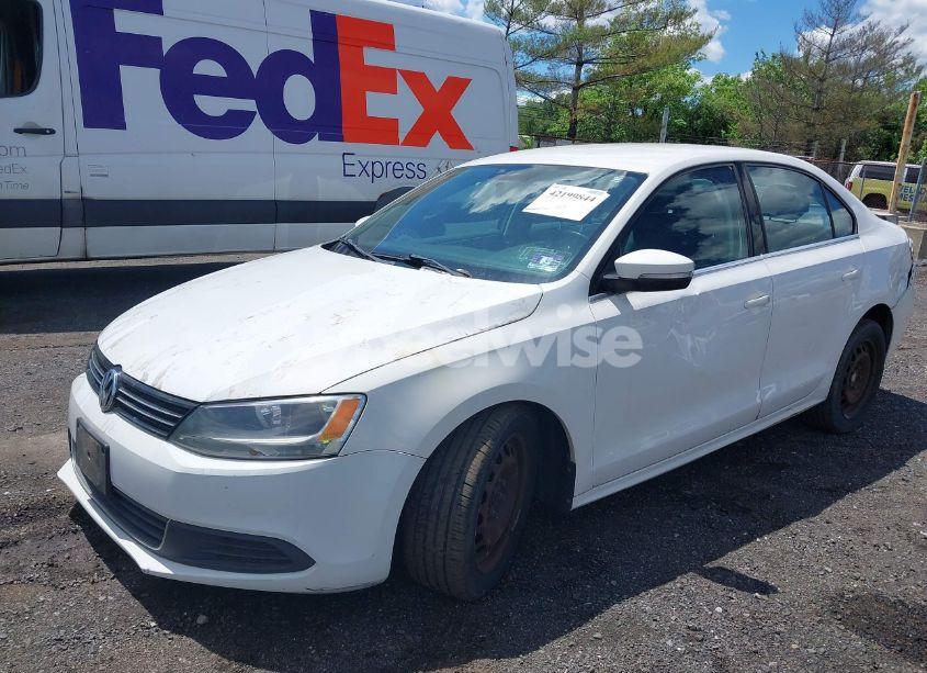 Photo 2 of 2013 Volkswagen Jetta 2.5L SE (VIN 3VWDP7AJ9DM402998)