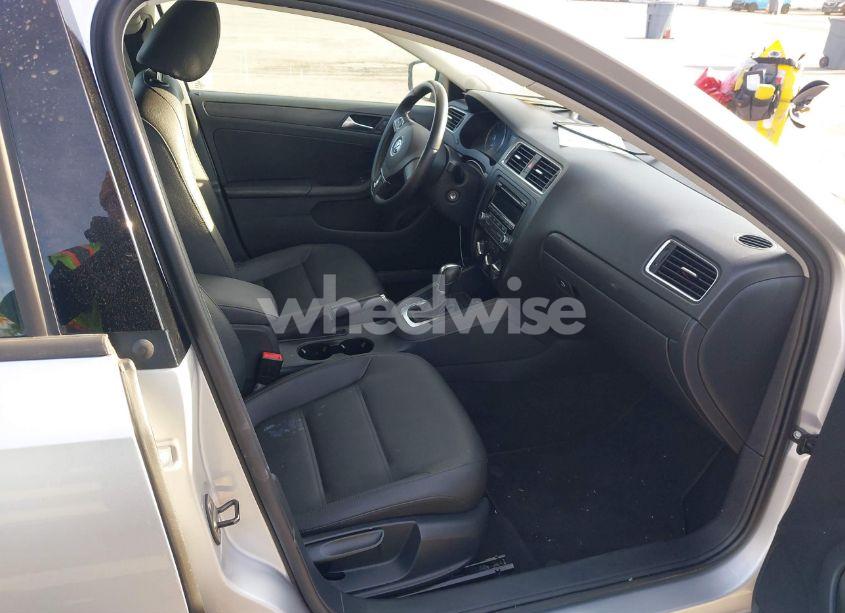 Photo 5 of 2012 Volkswagen Jetta 2.5L SE (VIN 3VWDP7AJXCM376815)