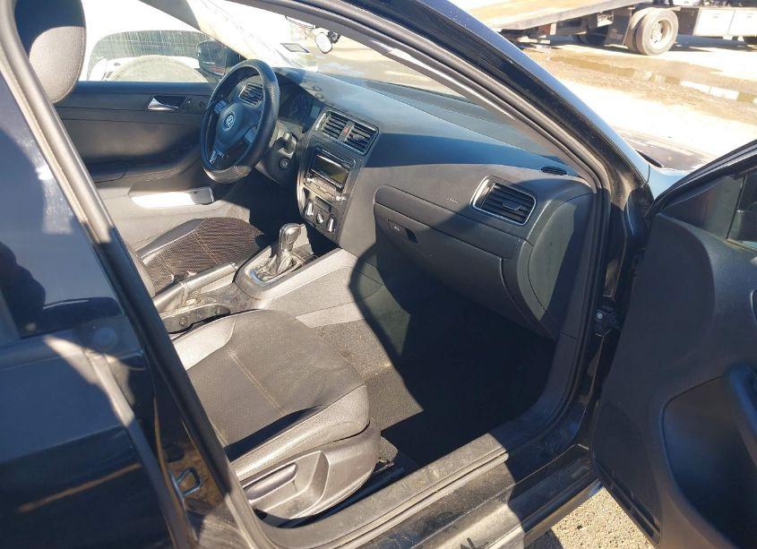 Photo 5 of 2011 Volkswagen Jetta 2.5L SE (VIN 3VWDX7AJ0BM013454)