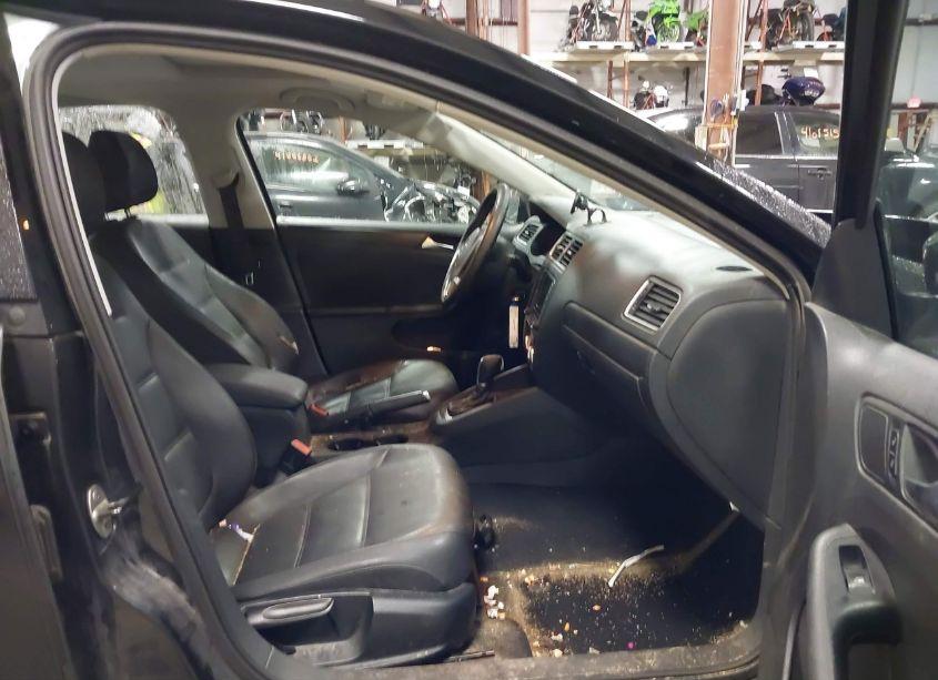 Photo 5 of 2011 Volkswagen Jetta 2.5L SE (VIN 3VWDX7AJ0BM307369)